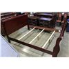 Image 2 : QUEEN SIZED MAHOGANY SLEIGH BED