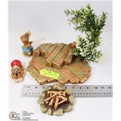 ESTATE PENDELFIN DISPLAY  WITH 3 PENDELFIN