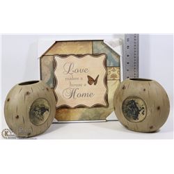 FLAT WITH TWO DECORATIVE VASES AND DECORATIVE