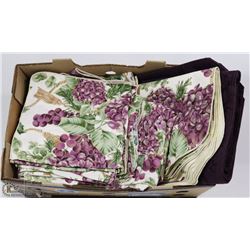 SET OF TABLE LINENS, INCLUDES 2 TABLECLOTHS, 12