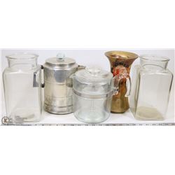 FLAT OF VINTAGE KITCHEN ITEMS INCLUDING VASE,