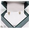 Image 2 : 14K YELLOW GOLD DIAMOND SOLITAIRE STUD EARRINGS
