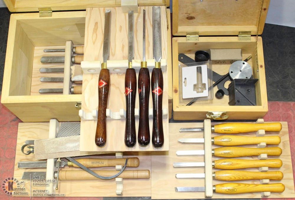 DELTA WOOD LATHE WITH CHISELS AND ACCESSORIES