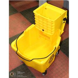 MOP BUCKET AND WRINGER