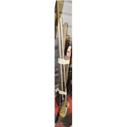 BUNDLE OF YARD TOOLS INCL SHOVELS, RAKES, BROOM
