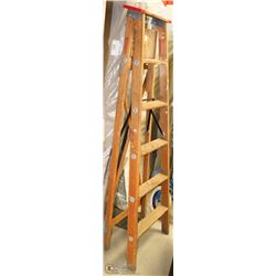 WOOD 6' LADDER