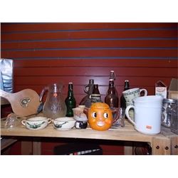 SHELF LOT OF COLLECTABLE & HOUSE HOLD - INCLUDING PUMPKIN MUG, BELLOWS, COLLECTABLE BOTTLES AND MROE