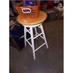 MAPLE SWIVEL BAR STOOL