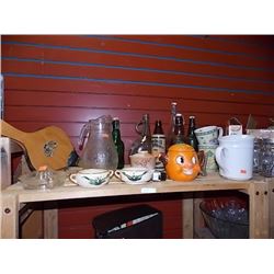 SHELF LOT OF COLLECTABLE & HOUSE HOLD - INCLUDING PUMPKIN MUG, BELLOWS, COLLECTABLE BOTTLES AND MROE