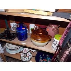 SHELF LOT OF COLLECTABLE & HOUSE HOLD - INCLUDING BLUE JUG, MUGS, BEAN POT AND MORE