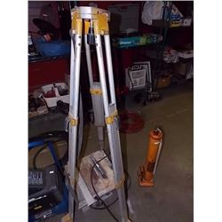 SURVEROR'S TRIPOD