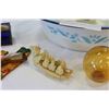 Image 2 : VINTAGE TIN BASIN AND COLLECTIBLES