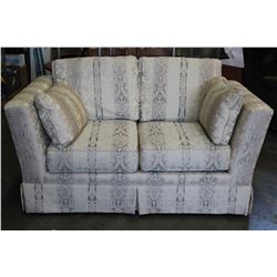 FLORAL PATTERNED LOVE SEAT