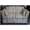 Image 1 : FLORAL PATTERNED LOVE SEAT