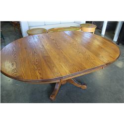 ROUND OAK DINING TABLE WITH LEAF