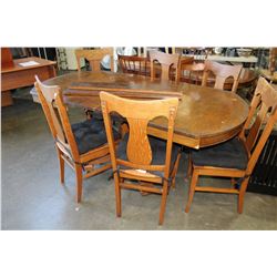 ANTIQUE TIGER OAK DINING TABLE WITH FOUR LEAFS AND SIX T-BACK CHAIRS