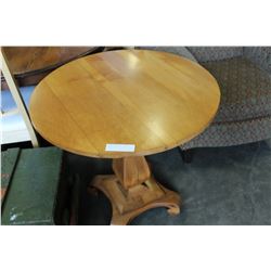 VINTAGE ROUND MAPLE ENDTABLE