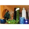 Image 2 : SHELF LOT OF COLORED VASES AND GLASSWARE