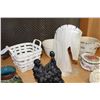Image 2 : SHELF LOT OF POTTERY AND FIGURES