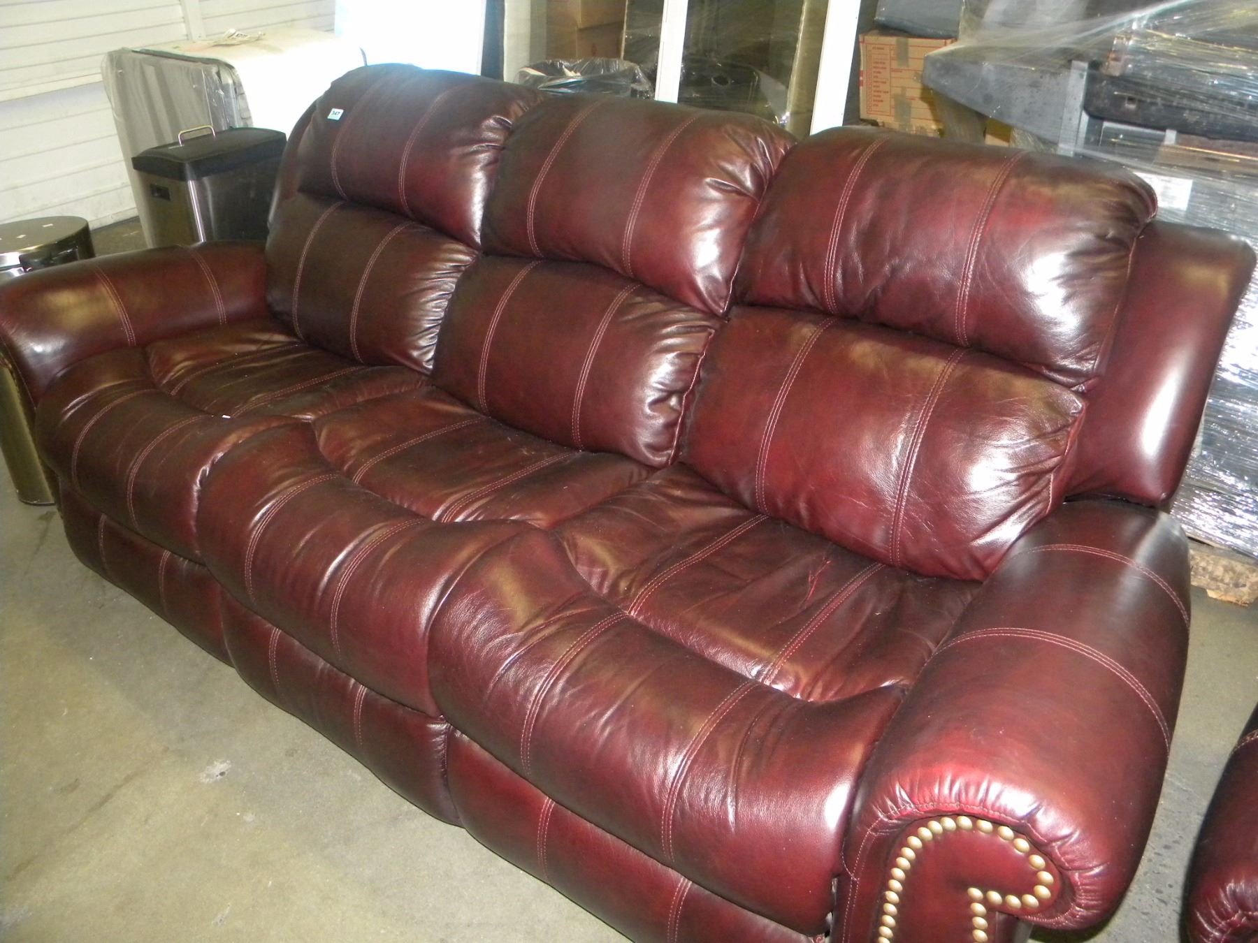 BURGANDY LEATHER RECLYNING SOFA WITH MATCHING LOVE SEAT & CHAIR WITH