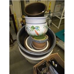 LARGE LOT OF VARIOUS SIZED PLANTERN POTS (ESTATE ITEM)
