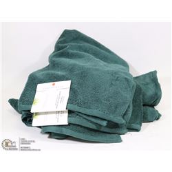 FLAT WITH 6 NEW BATH MATS