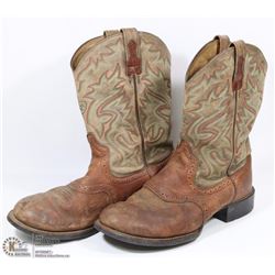 A PAIR OF SIZE 8.5 EE COWBOY BOOTS