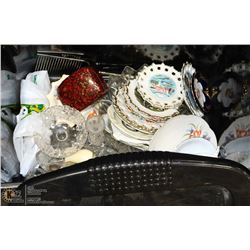 TOTE WITH ASSORTED COLLECTOR PLATES, ROGER