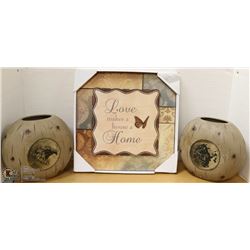 2 DECORATIVE VASES WITH DECORATIVE PLAQUES