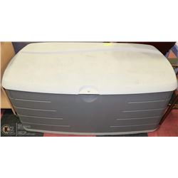 RUBBERMAID 75 GALLON DECK STORAGE BOX