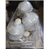 Image 1 : PALLET OF COMMERCIAL FLUORESCENT FIXTURES AND