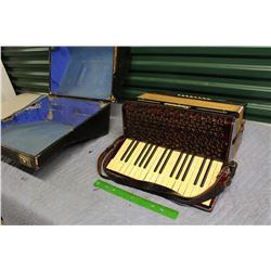 Suprema Accordion w/Case (Case is Damaged)