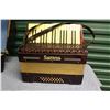 Image 2 : Suprema Accordion w/Case (Case is Damaged)