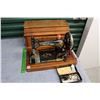 Image 1 : Singer Table Top Sewing Machine w/Sewing Accessories & Key