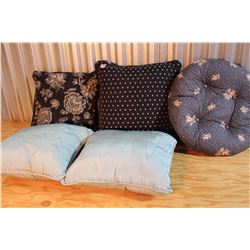 Lot of Cushions (5)