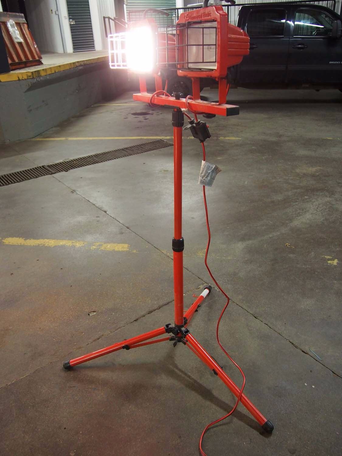 Double Commercial Electric Work Light (One Bulb Needs Replacing)