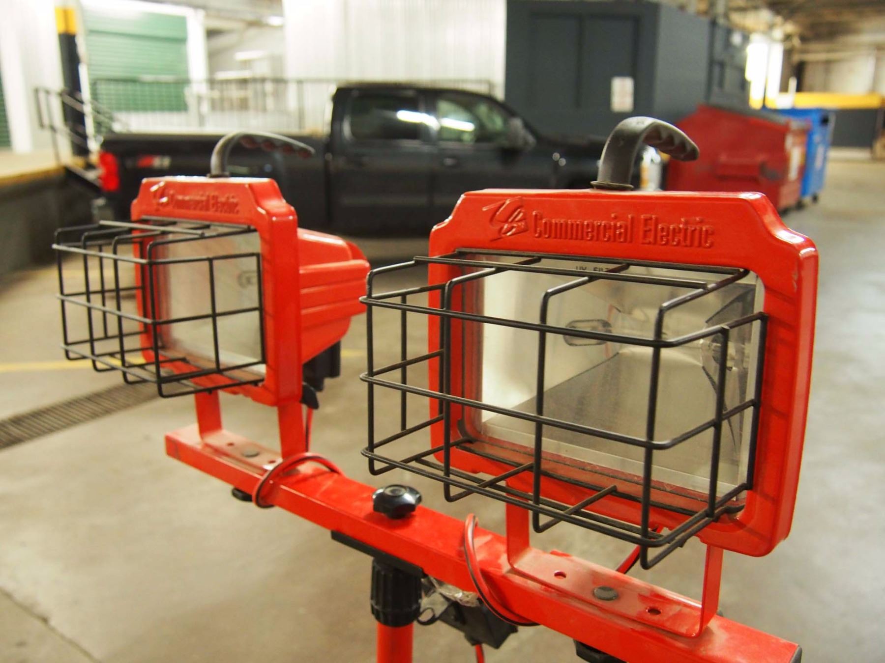 Double Commercial Electric Work Light (One Bulb Needs Replacing