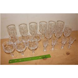Set of Crystal Glass Cups (19 Pieces)