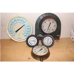 Lot of Pressure Gauges