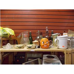 SHELF LOT OF COLLECTABLE & HOUSE HOLD - INCLUDING PUMPKIN MUG, BELLOWS, COLLECTABLE BOTTLES AND MROE