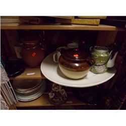 SHELF LOT OF COLLECTABLE & HOUSE HOLD - INCLUDING BLUE JUG, MUGS, BEAN POT AND MORE