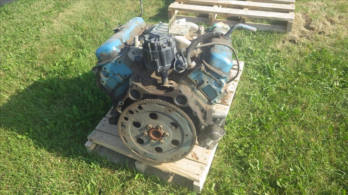 PONTIAC 400 CU IN ENGINE WITH 6X HEADS WITH EDELBROCK INTAKE MANIFOLD