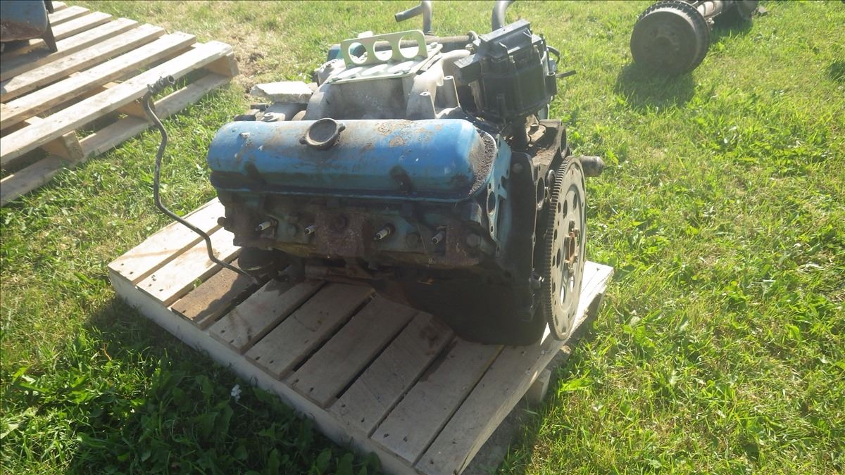 PONTIAC 400 CU IN ENGINE WITH 6X HEADS WITH EDELBROCK INTAKE MANIFOLD
