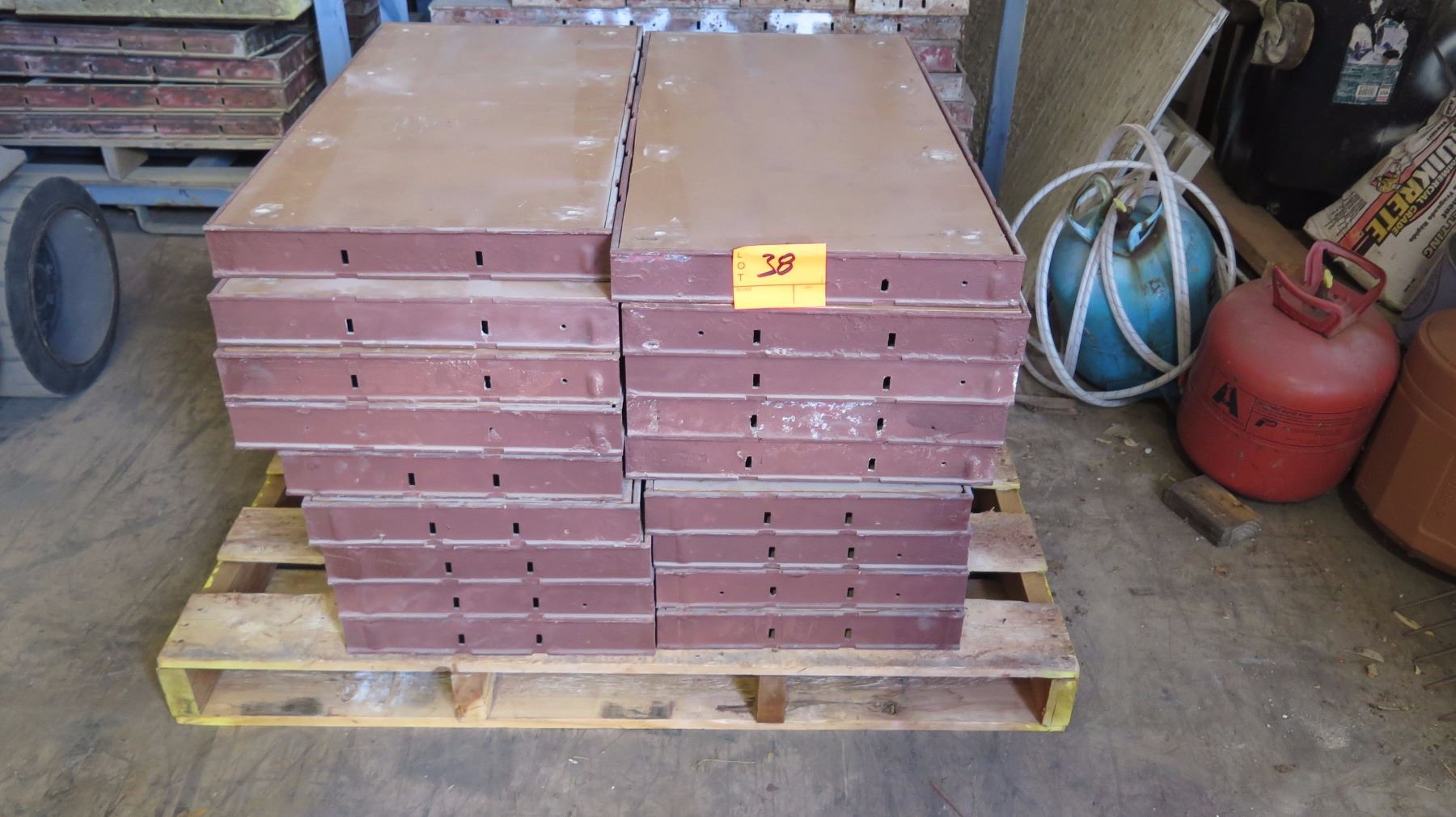 Pallet of Symons Concrete Wall Forms Steel Ply Panels Oahu Auctions