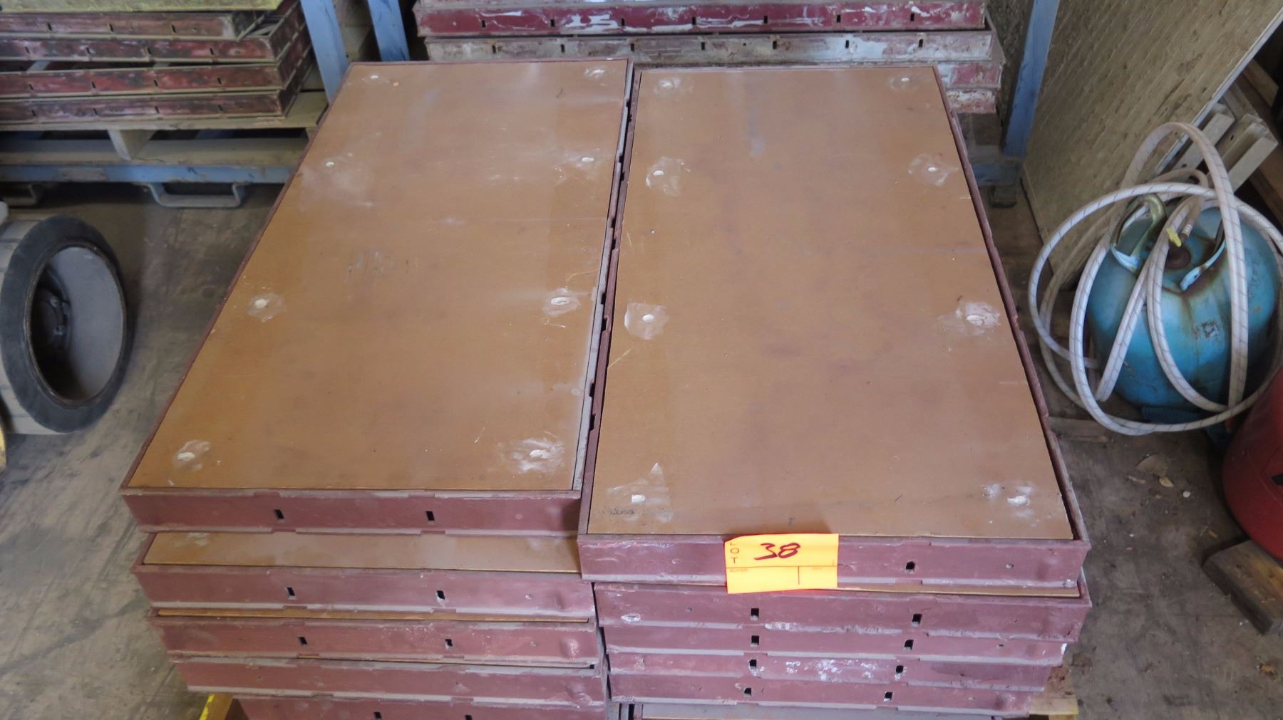 Pallet of Symons Concrete Wall Forms Steel Ply Panels Oahu Auctions