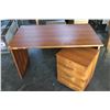 Image 2 : MAPLE DESK AND ROLLING FILE CABINET