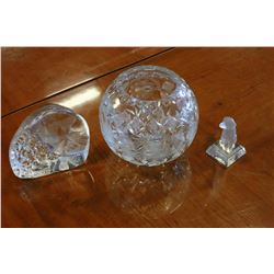 ROUND CRYSTAL VASE AND GLASS FIGURES