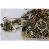 Image 2 : TRAY OF JEWELLRY
