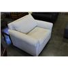 Image 2 : ROWE FURNITURE OVERSIZED CHAIR