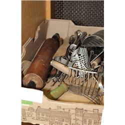 TRAY OF VINTAGE KITCHENWARE